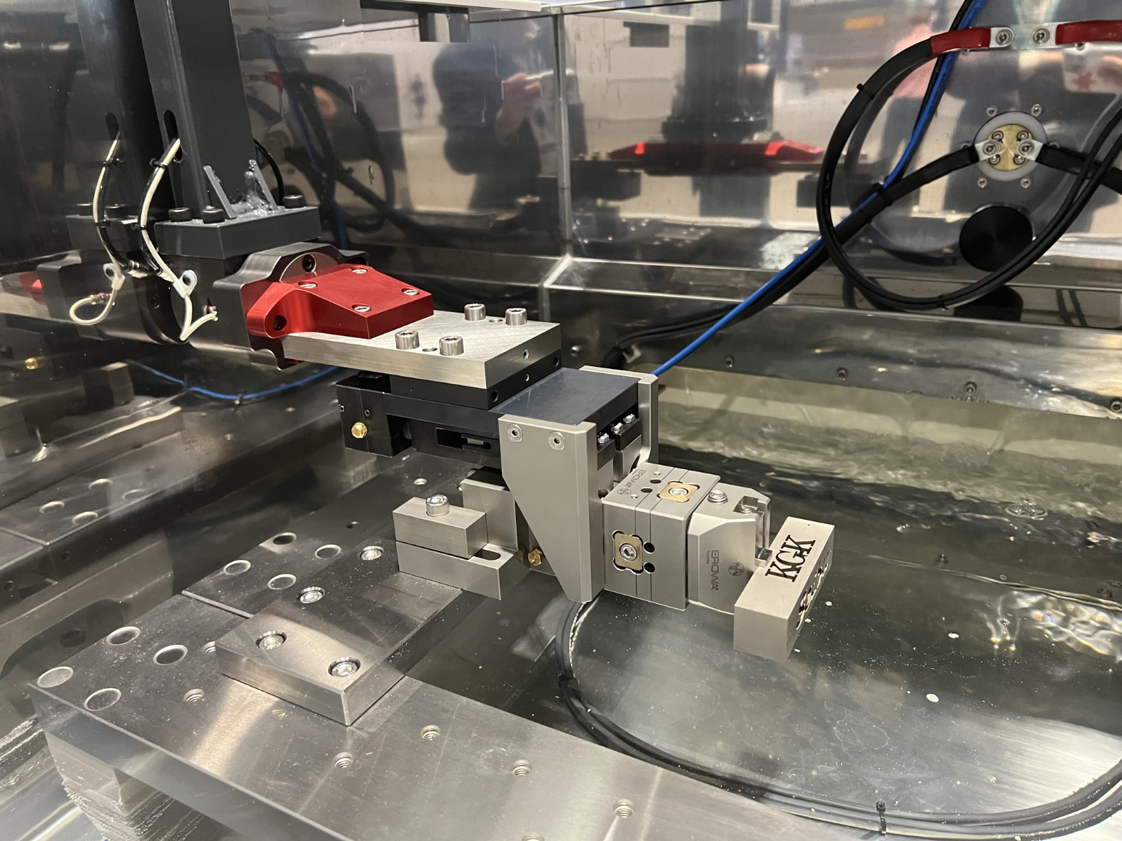 Seibuワイヤ放電加工機 × EROWA協業ロボット