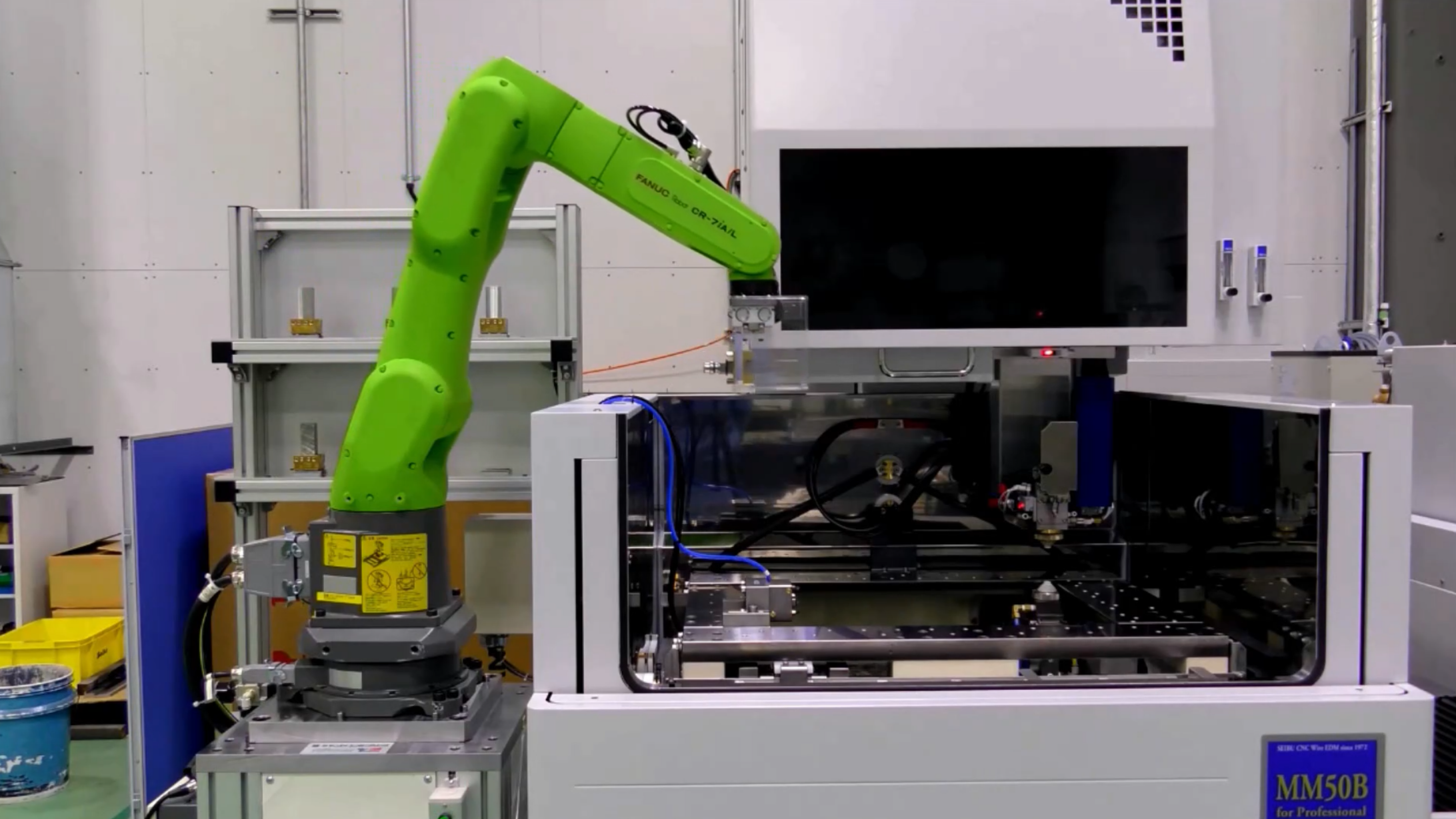 協業ロボットによる金型プレートの全自動運転